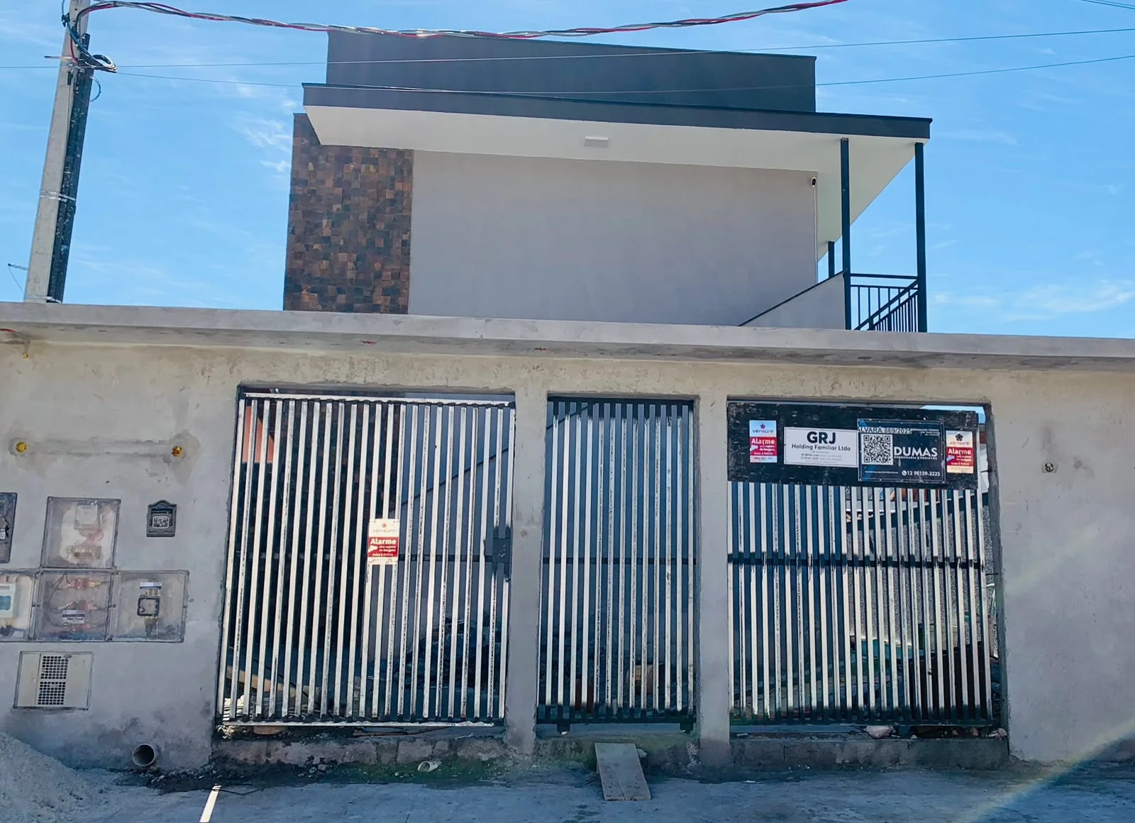 Obra em andamento de uma residência com fachada e estrutura em desenvolvimento